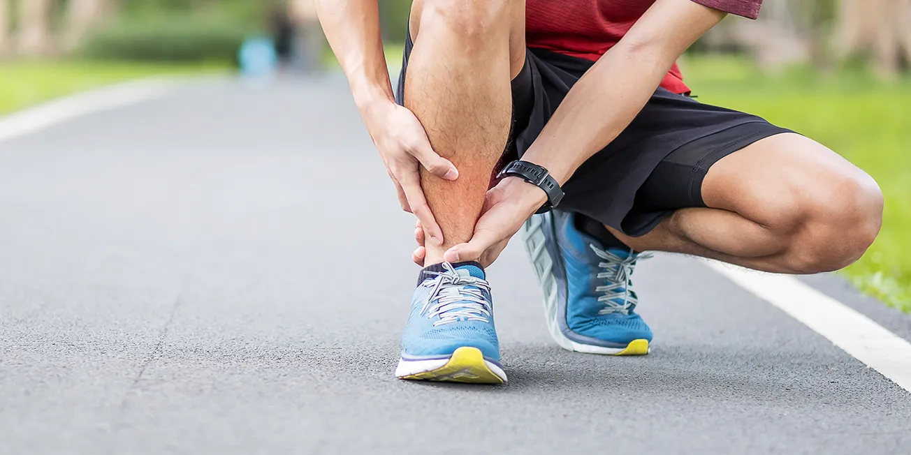 Mann med smerter i ankel etter overtråkk.