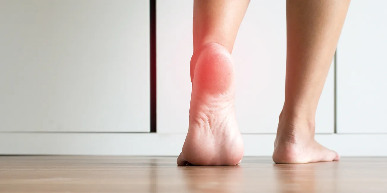 Person med smerter under foten.